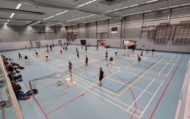 Badmintonners in de sporthal